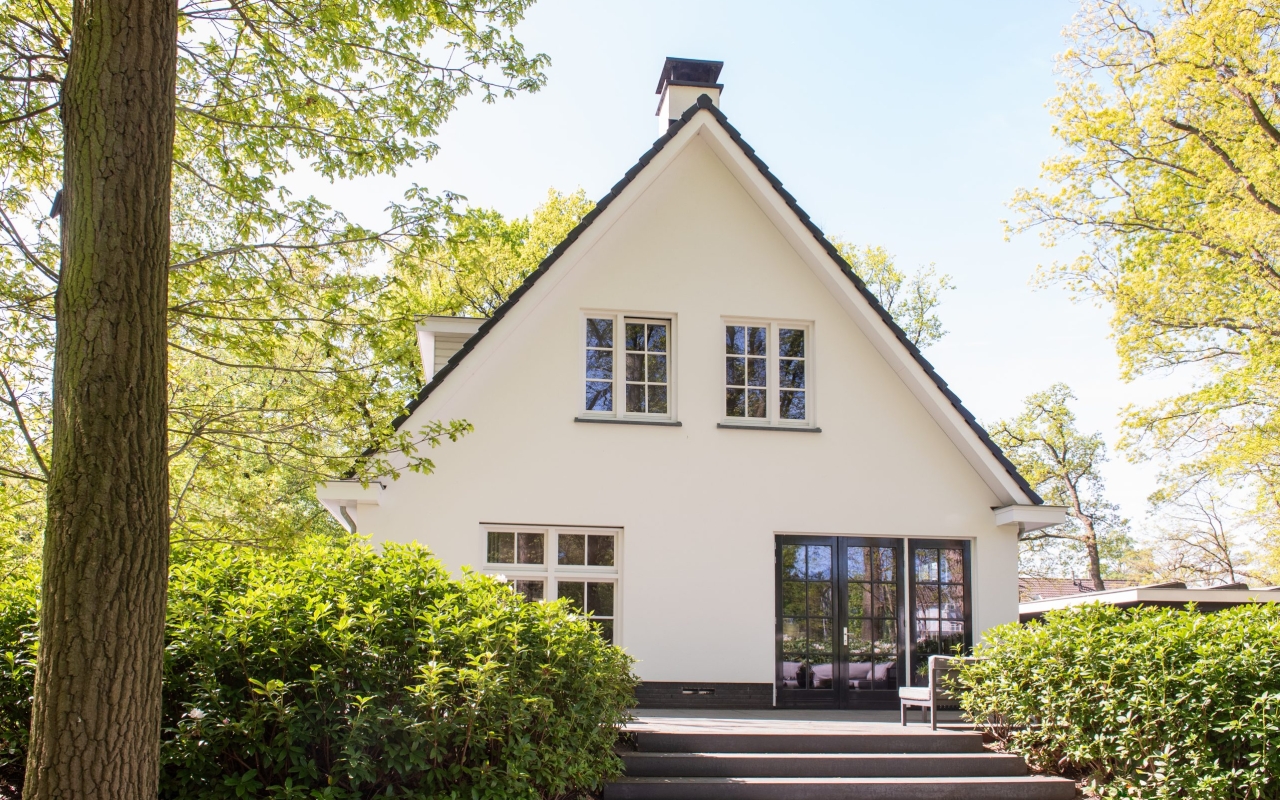 Nieuwbouw van een royale villa met garage in Heelsum