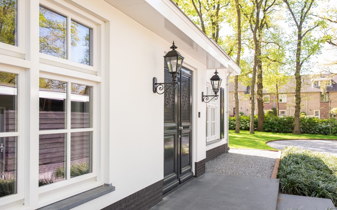 Nieuwbouw van een royale villa met garage in Heelsum