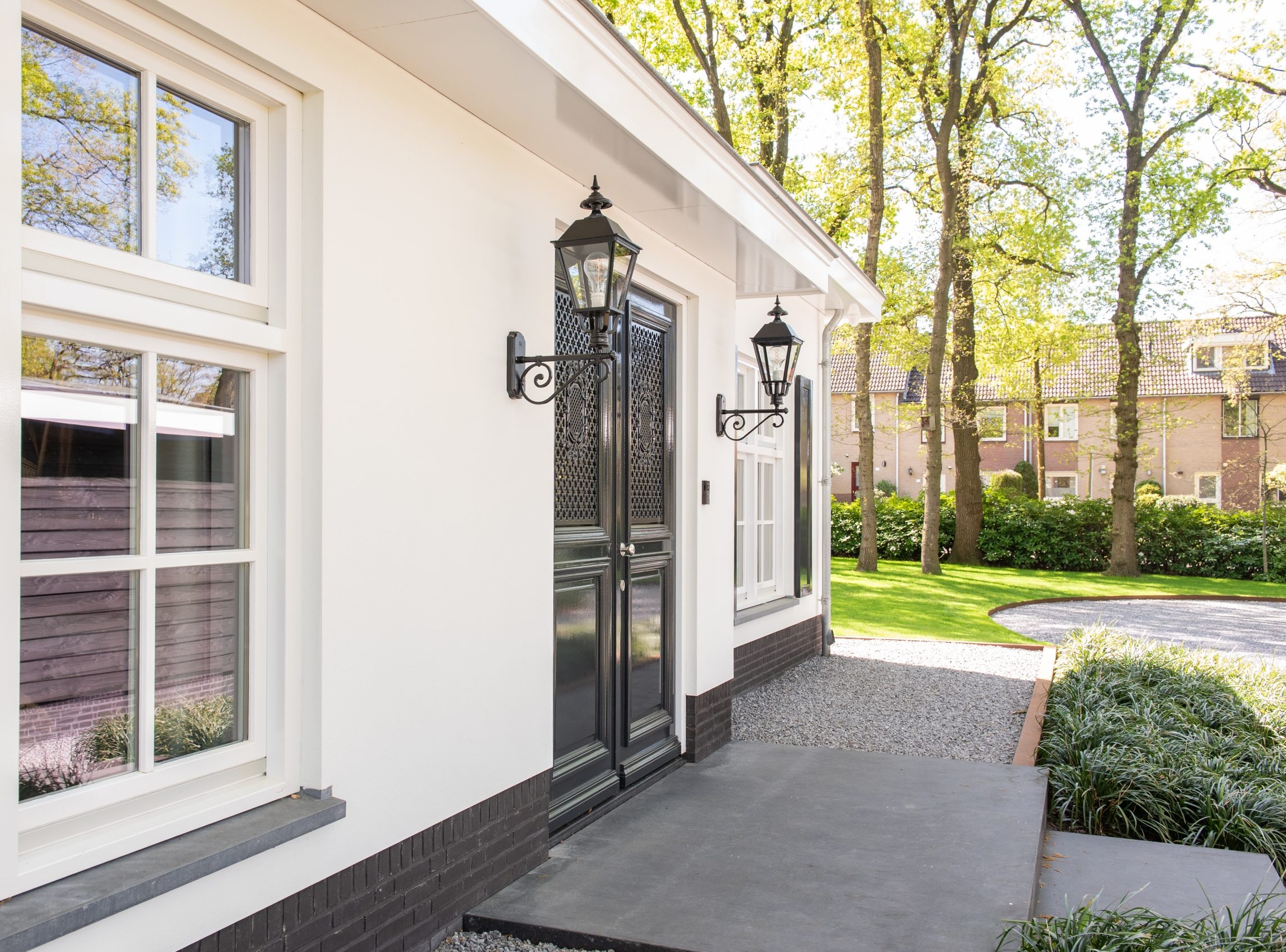 Nieuwbouw van een royale villa met garage in Heelsum