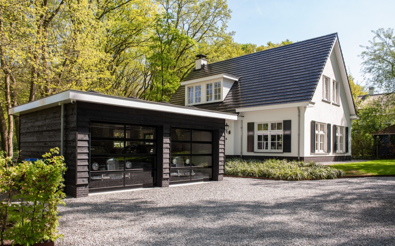 Nieuwbouw van een royale villa met garage in Heelsum