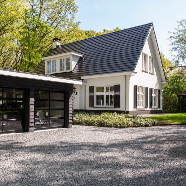 Nieuwbouw van een royale villa met garage in Heelsum