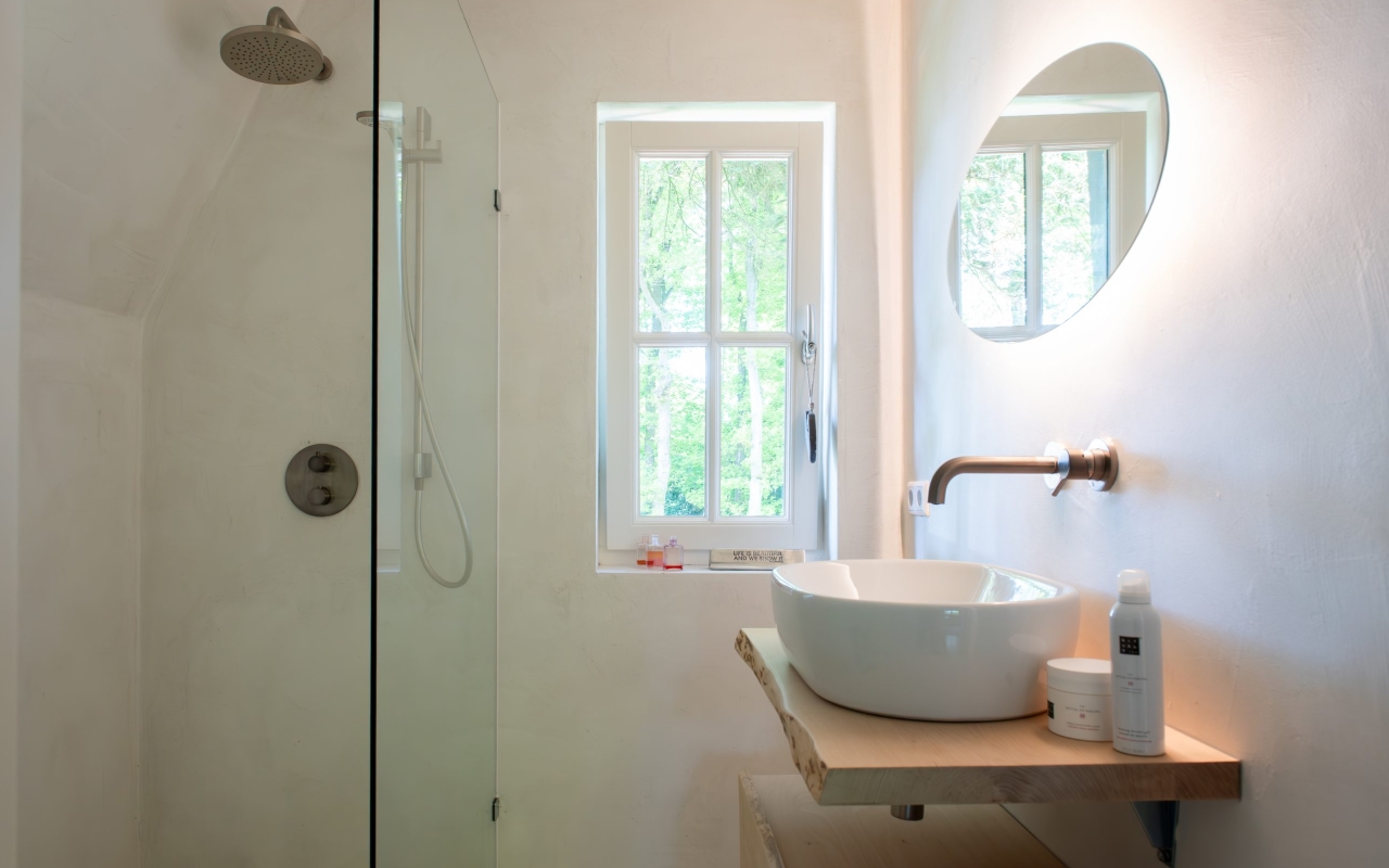 Badkamer in minimalistische stijl in Ede