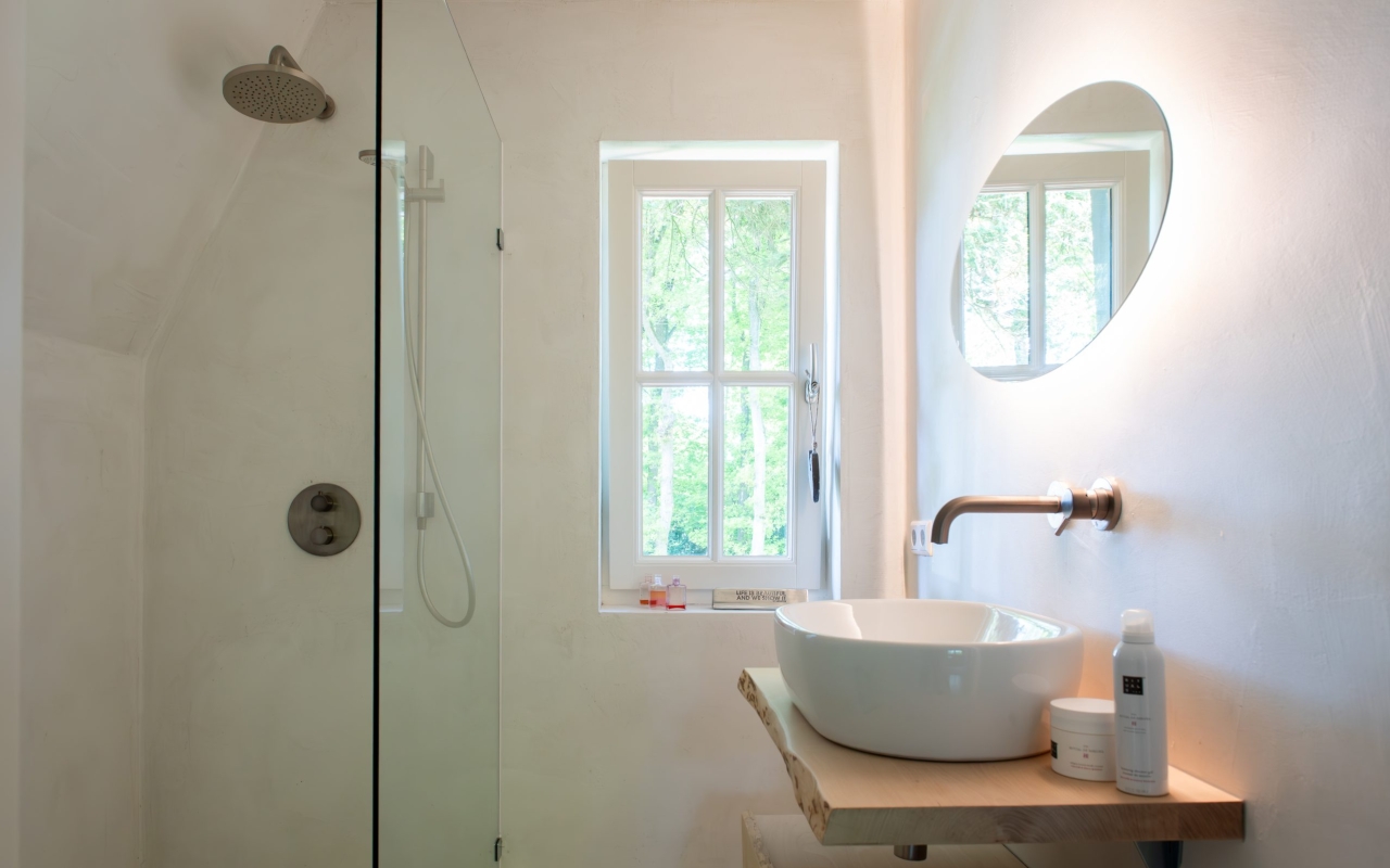 Badkamer in minimalistische stijl in Ede